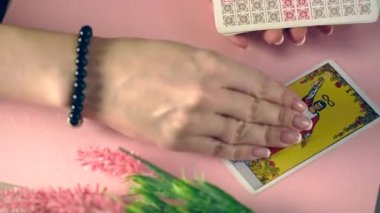 Tarot kartları yanan mumların yanındaki masada. Fal okuma ve tahmin.