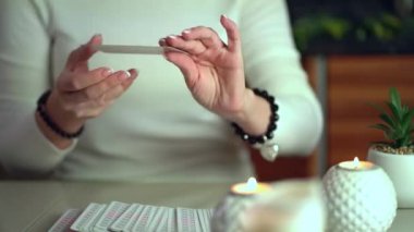 Tarot kartları yanan mumların yanındaki masada. Fal okuma ve tahmin.