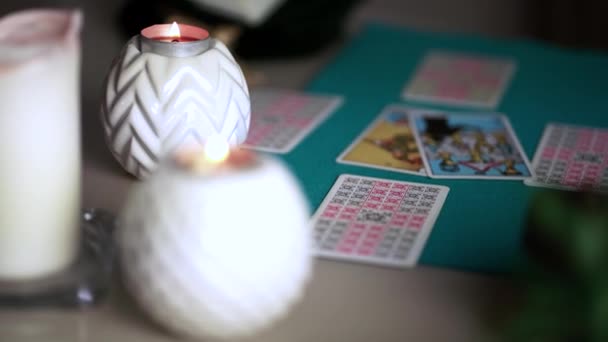 Tarot kártyák az asztalon, közel az égő gyertyákhoz. Szerencseolvasás és előrejelzés. — Stock videók