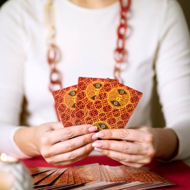 Tarot kartları tutan bulanık bir falcı. Tahmin konsepti. Yüksek kalite fotoğraf