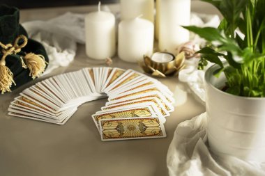Tarot kartları ve mumlarla odaklanmış mistik ayin. Cadılar Bayramı konsepti, kara büyü ya da falcılık ayini..