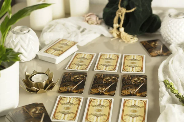 Дефокусований Містичний Ритуал Картками Таро Свічками Концепція Хеллоуїна Чорна Магія — стокове фото
