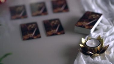  Tarot kartları ve mumlarla odaklanmış mistik ayin..