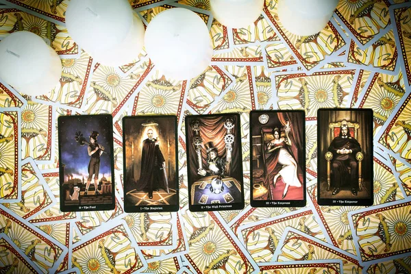 Карти Таро Білі Свічки Столі Доля Говорить Концепцію Окультними Езотеричними — стокове фото