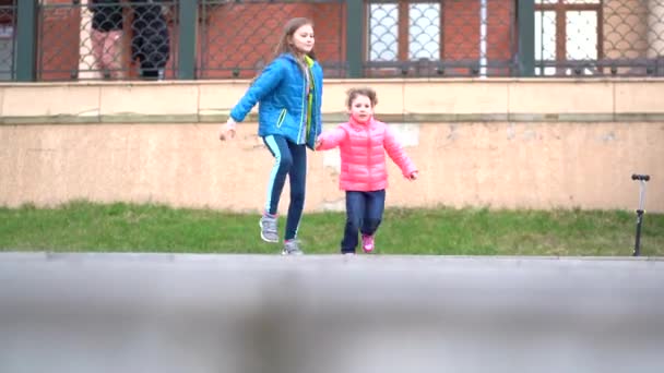 Aesculus hippocastanum bloei van een paard kastanje in een park in het voorjaar — Stockvideo