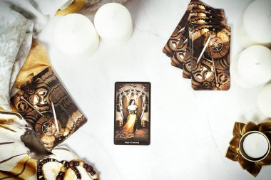 Falcı masasında tarot kartları var. Gelecek okumalar ve esrarengiz kavramlar. Sihirli ayinler. Detaylı mistik masa. Yüksek kalite fotoğraf