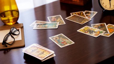 Masadaki tarot kartının bulanık görüntüsü, esrarengiz konsept, falcılık ve tahminler. Yüksek kalite fotoğraf