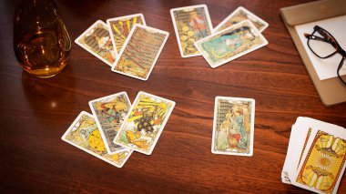 Masadaki tarot kartının bulanık görüntüsü, esrarengiz konsept, falcılık ve tahminler. Yüksek kalite fotoğraf