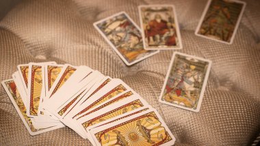 Masadaki tarot kartının bulanık görüntüsü, esrarengiz konsept, falcılık ve tahminler. Yüksek kalite fotoğraf