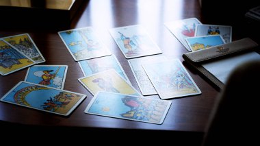 Masadaki altın tarot kartlarının bulanık görüntüsü, esrarengiz konsept, falcılık ve tahminler. Yüksek kalite fotoğraf