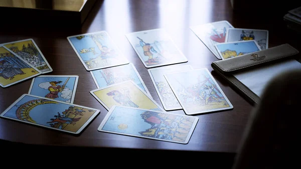 Homályos Kilátás Arany Tarot Kártyák Asztalon Ezoterikus Koncepció Jövendőmondás Előrejelzések — Stock Fotó