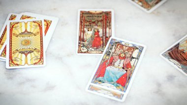 Tarot kartları arka planı ve fal bildirme kavramı.