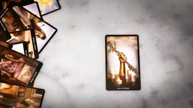 Tarot kartları arka planı ve fal bildirme kavramı.
