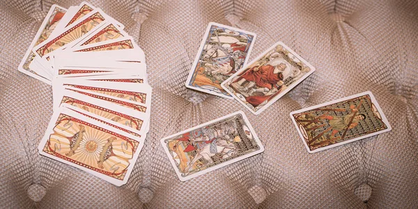 Cartas Del Tarot Sobre Mesa Concepto Adivinación Con Símbolos Ocultos — Foto de Stock