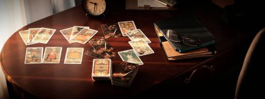 Masada bulanık tarot kartları, esrarengiz konsept, fal tahminleri