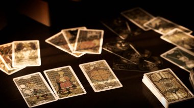Masada bulanık tarot kartları, esrarengiz konsept, fal tahminleri