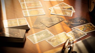 Masada bulanık tarot kartları, esrarengiz konsept, fal tahminleri