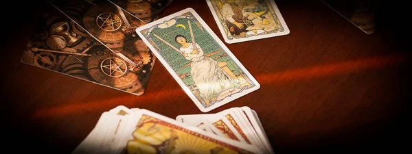 Cartas borrosas del tarot sobre la mesa, concepto esotérico, predicciones adivinadoras — Foto de Stock