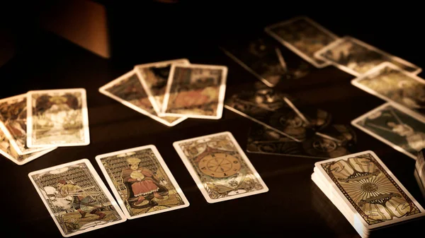 Rozmazane karty tarota na stole, ezoteryczna koncepcja, przepowiednie wróżenia — Zdjęcie stockowe