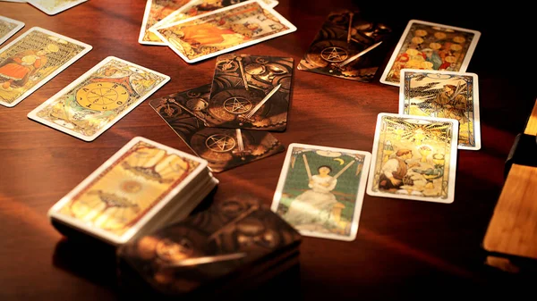 Homályos tarot kártyák az asztalon, ezoterikus koncepció, jövendőmondó jóslatok — Stock Fotó
