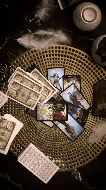 Masasında tarot kartı olan dikey afiş, esrarengiz konsept, falcılık ve tahminler. Yüksek kalite fotoğraf