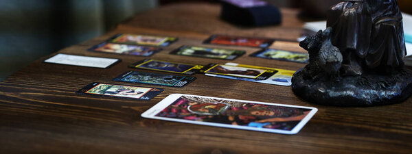 Карты Таро на столе, эзотерическая концепция, гадание и прогнозы