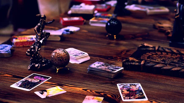 Карти Таро на столі, езотерична концепція, ворожіння і прогнози — стокове фото