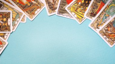 Mavi arkaplandaki Altın Tarot kartlarının görüntüsü, esrarengiz kavram, falcılık ve tahminler. Yüksek kalite fotoğraf
