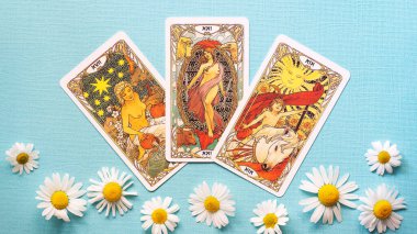 Mavi arkaplanda altın tarot kartları, Daisy çiçekleri, yıldız, güneş, barış