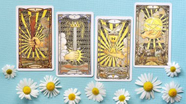 Mavi arkaplanda altın tarot kartları, dört as.