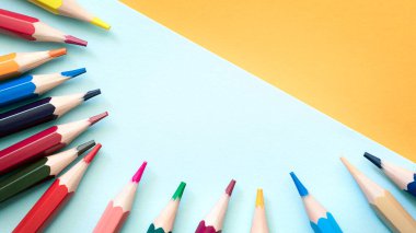 Kalemler boş kağıda, mavi ve turuncu tonlarda. Yüksek kalite fotoğraf