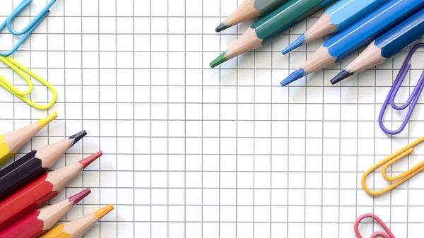 多色の鉛筆と紙クリップ 学校に戻る 高品質の写真 ストック画像