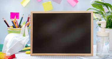 Kara kopya uzay karatahta eğitim geçmişi malzemelerle. Okul konseptine geri dönelim. - Evet. Yüksek kalite fotoğraf