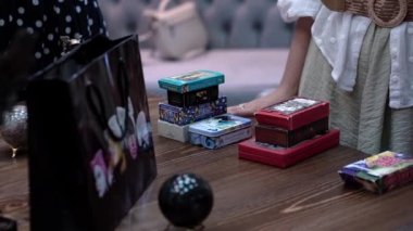 Masadaki tarot kartının bulanık görüntüsü, falcı kadın tarot kartlarıyla geleceği okuyor. Esrarengiz kavram, falcılık ve tahminler