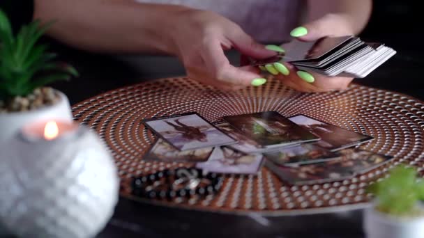 Vue Floue Carte Tarot Sur Table Fortune Caissière Femme Qui — Video