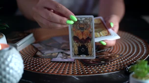 Fortune teller woman showing the card. Slow motion — Stock Video