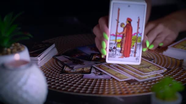 Mulher Caixa Sorte Mostrando Três Varinhas Lendo Futuro Por Cartas — Vídeo de Stock