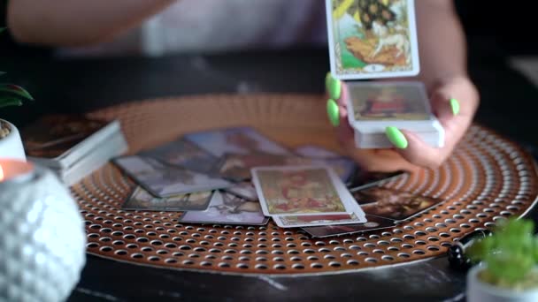 Cajero de la fortuna mostrando la tarjeta. Movimiento lento — Vídeos de Stock