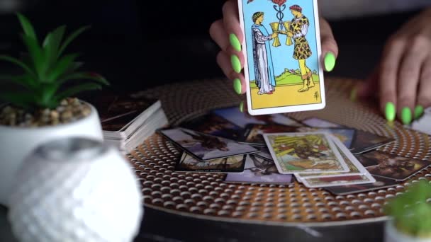 Fortune teller woman showing the card. Slow motion — Stock Video