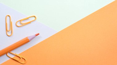 Boş çarşaf üzerinde turuncu kalem, Pastel renkli pembe, bej ve turuncu renkler. Okula dönelim. Yüksek kalite fotoğraf