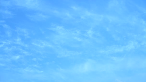 自然の空の美しい青と白のテクスチャの背景 — ストック動画