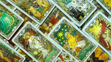 Moskova, Rusya - Temmuz 2021: Altın tarot kartlarına bakış, esrarengiz kavram, falcılık ve tahminler