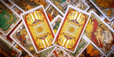 Moskova, Rusya - Haziran 2021: Kartların arka planında iki tarot kartı, konsept, fal bakımı ve esrarengiz tahminler. Yüksek kalite fotoğraf