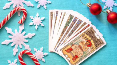 Moskova, Rusya - Temmuz 2021: Tarot kartları ve mavi arkaplanda kar taneleri, esrarengiz kavram, fal bakımı ve tahminlerle dolu kış Noel kompozisyonu