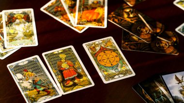 Moskova, Rusya - Temmuz 2021: Tarot kartlarının geçmişi, esrarengiz kavramlar, falcılık ve tahminler. Yüksek kalite fotoğraf