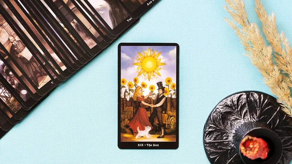 Moscú Rusia Julio 2021 Tarot Tarjeta Del Sol Sobre Fondo —  Fotos de Stock