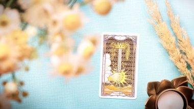 Moskova, Rusya - Temmuz 2021: Mavi arka planda Tarot kartları ve çiçeklerin ası, esrarengiz kavram, falcılık ve kehanetlerle dolu yaz kompozisyonu. Yüksek kalite fotoğraf