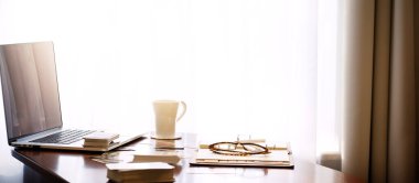 Tarot kartı okuyucusu kartları bir kart dağıtımında düzenler. Masada geleneksel tarot kartlarında fal baktırmak. Seçici odak, Moskova, Rusya-Haziran 2021.