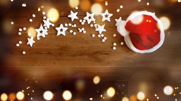Świąteczna Koncepcja Bożego Narodzenia Miejscem Tekst Zamazane Czapki Mikołaja Drewnianym — Zdjęcie stockowe