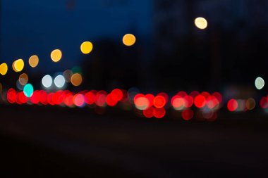 Gece bulanık şehir ışıkları sokak trafiğinin soyut bokeh 'i